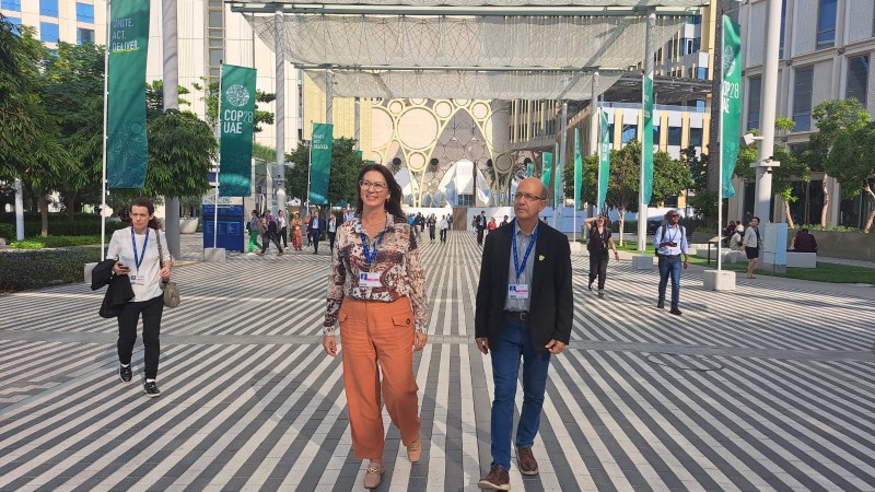 Chefe do Decont, Fabiani Vitt, e presidente da Fepam, Renato Chagas, caminham pela Expo City, na COP28